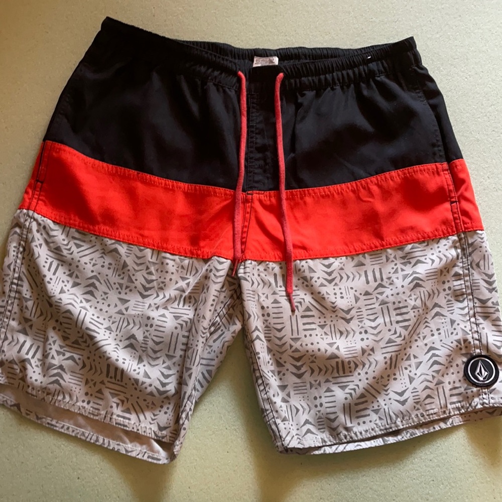 Volcom board shorts size M